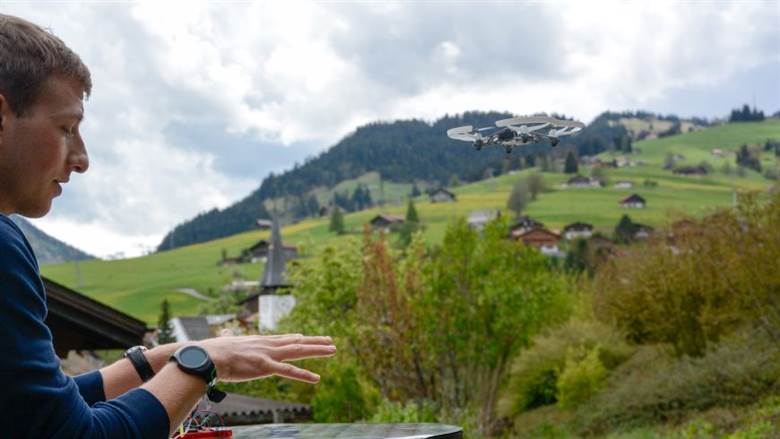 Empa controls drone with conductive wristband                                                                                                                                                           