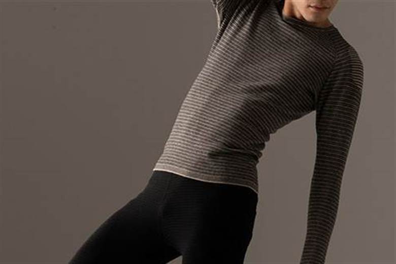 Machine knits seam-free athletic garments                                                                                                                                                               