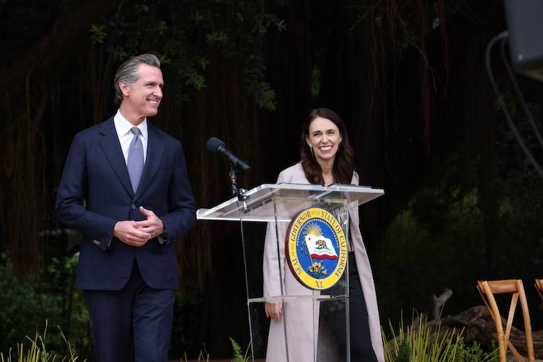 New Zealand prime minister celebrates fibre partnership