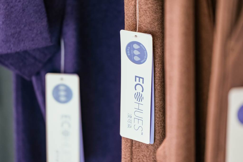 Novel waterless dyeing solution for cellulosics                                                                                                                                                         