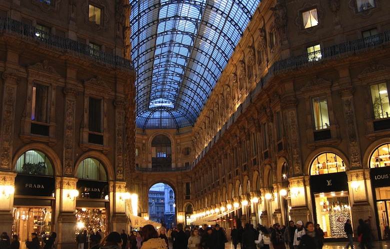 Global tourist spending continues to fall in July