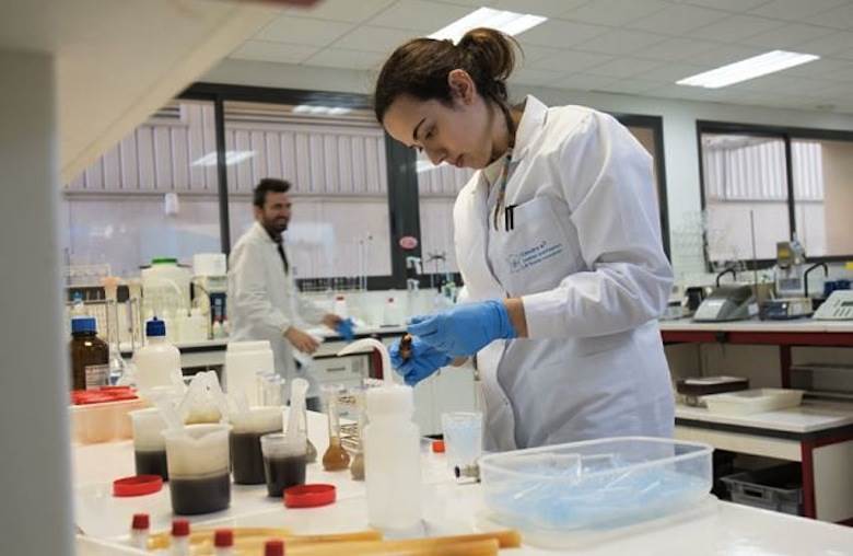 Igualada team patents new veg-tan process using grape seed