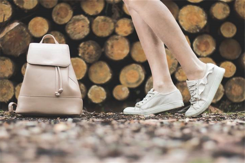 Survey of 9,500 U.S. teens shows handbag spending is down