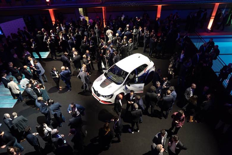 Fall of 3.4% for Renault, but it says this beats overall market decline