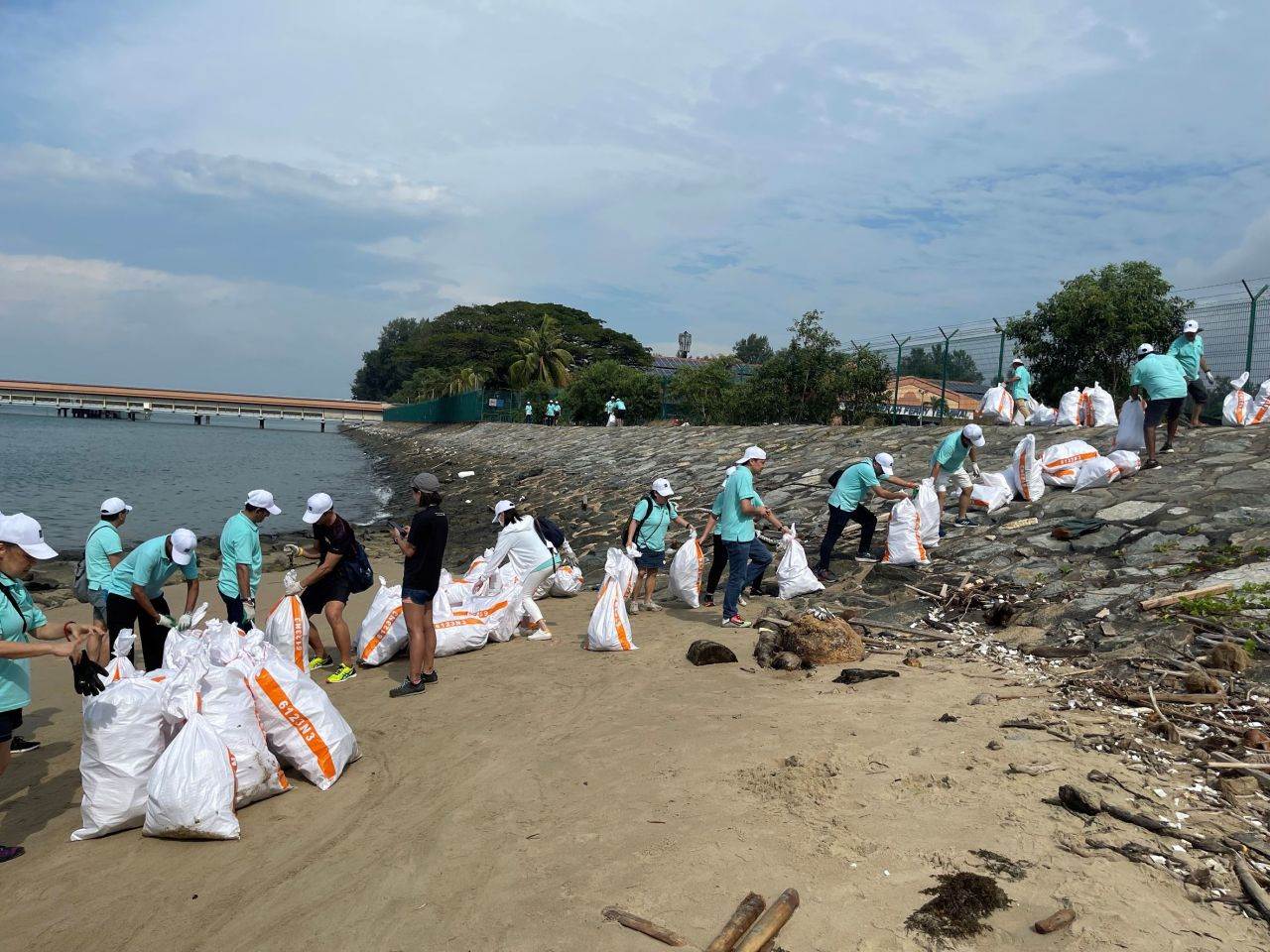 Stahl comes together for beach clean up