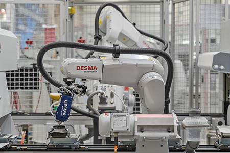 Robot-aided cementing of uppers and soles                                                                                                                                                               