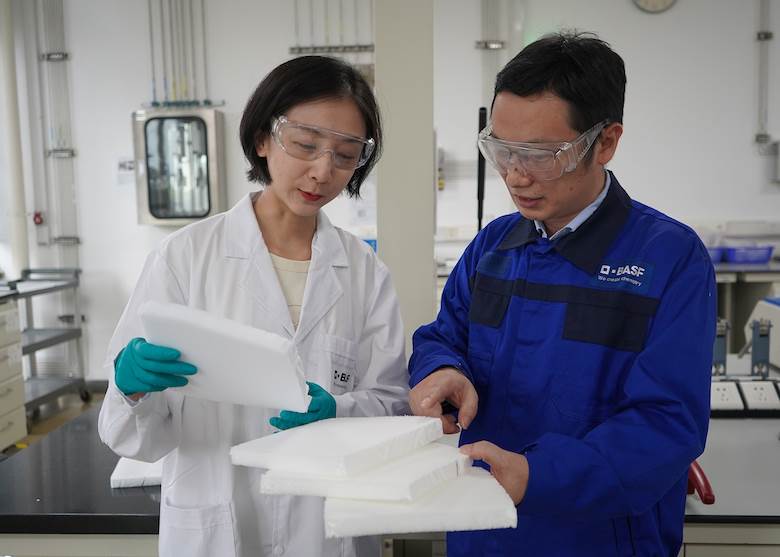 Lower-emission solution to scorching in PU foam