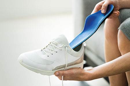 Soft-flowing materials for insoles