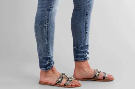 Quarterly sales up from last year’s for Buckle; online up 99%