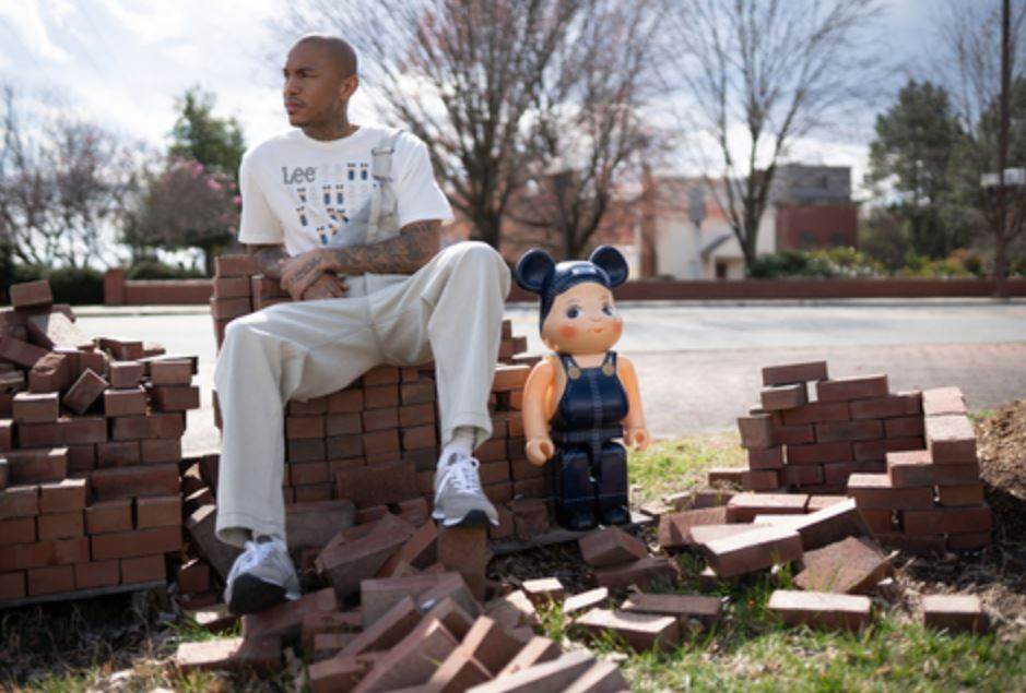 Lee continues nostalgia buzz with doll collection