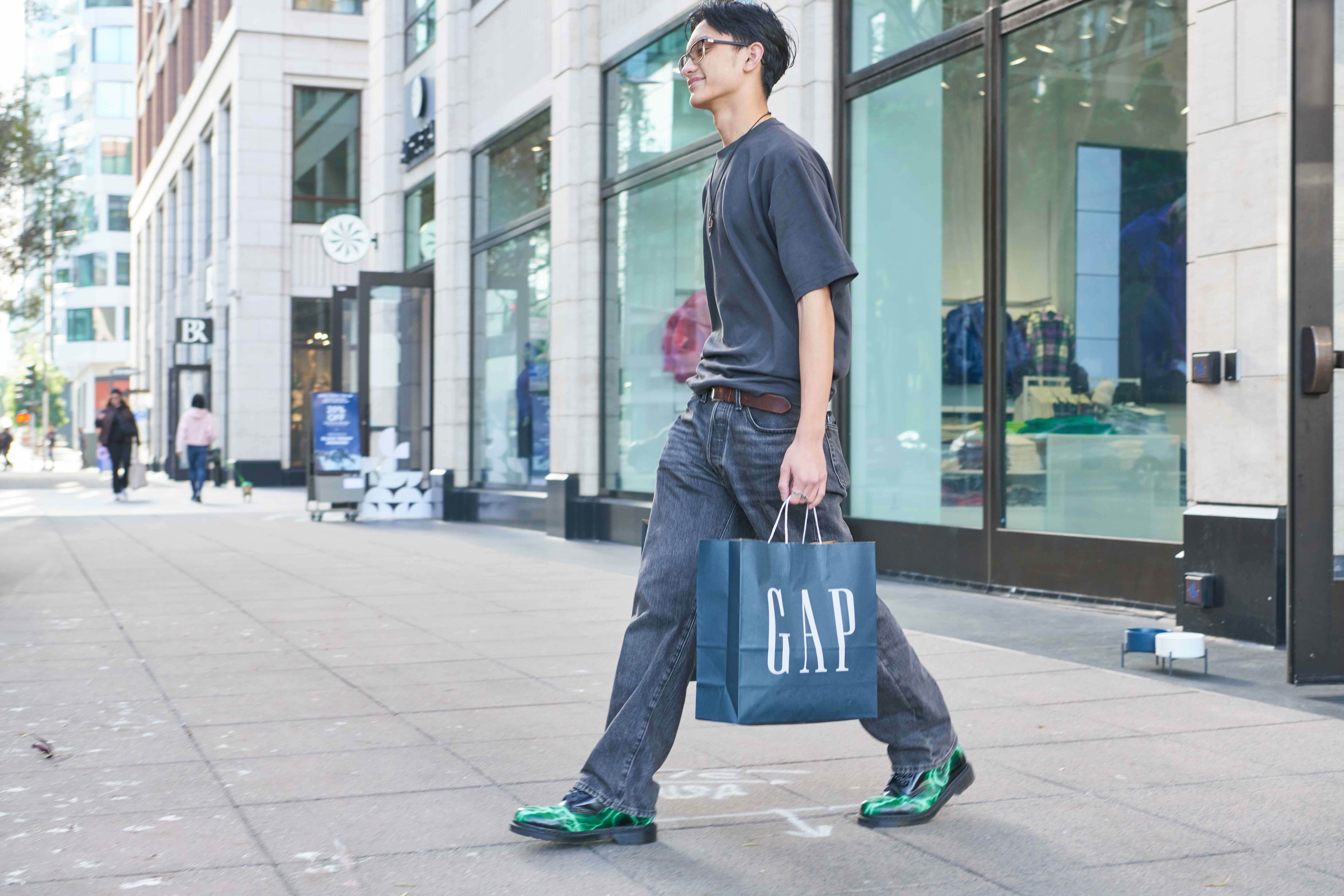 Gap Inc Q2 sales up 5%