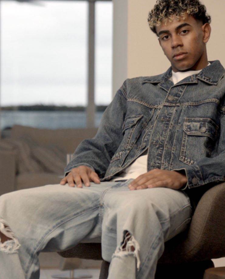 American Eagle appeals to sports fans with football signing                                                                                                                                             